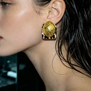Pendientes retro metal leopardo flocado, detalle de diseño de nicho lujo para mujer.
