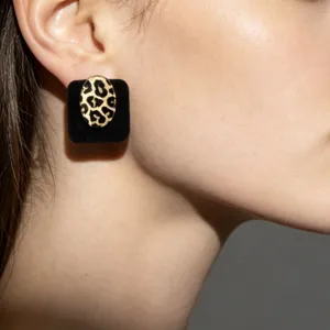 Vista detallada de pendientes de leopardo de metal retro, estilo de lujo elegante.