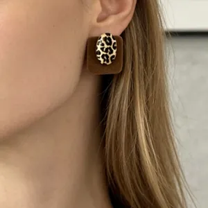 Primer plano de los pendientes de leopardo de metal retro, elegante diseño otoñal.