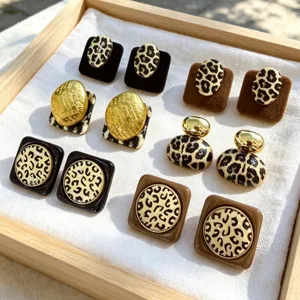 Vista detallada de pendientes vintage con estampado de leopardo y detalles de terciopelo.