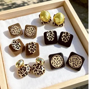 Pendientes retro de metal con estampado de leopardo otoño invierno elegantes tachuelas chic