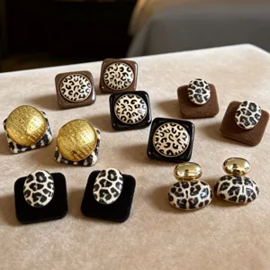 Vista detallada pendientes de boton estampado de leopardo metal retro otono invierno.