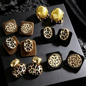 Pendientes de leopardo de metal vintage vista detallada, accesorio de invierno elegante y chic.
