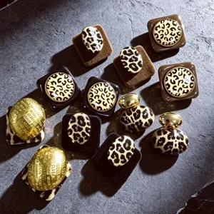 Vista detallada de pendientes de leopardo flocados en metal retro, joyas de diseño único.