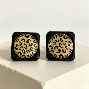 Pendientes de tuerca cuadrados retro con estampado de leopardo, joyería elegante y minimalista.