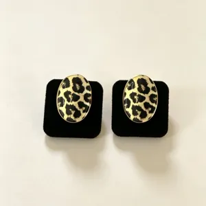 Chic pendientes de boton con estampado de leopardo metal vintage detail, diseno de lujo.