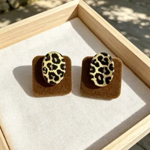 Pendientes de botón ovalados con estampado de leopardo retro y soporte de terciopelo elegante