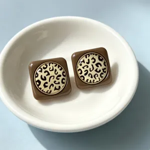 Pendientes de tuerca vintage con estampado de leopardo y diseño cuadrado elegante.
