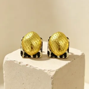Primer plano detallado de pendientes retro de metal y estampado de leopardo flocado chic.