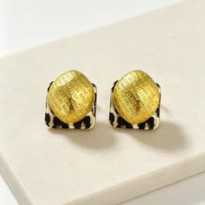 Vista de detalle pendientes geométricos leopardo metal retro, diseño de nicho elegante joyas.