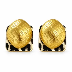 Primer plano detallado de pendientes de cúpula de oro vintage con base cuadrada de leopardo.