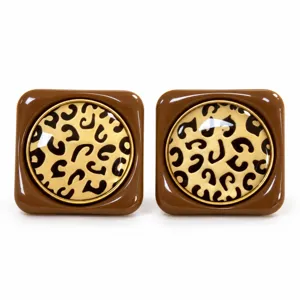 Pendientes cuadrados marrones retro con centro de leopardo y elegante borde metálico.