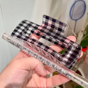 Grande pinza per capelli a quadri bianco e nero, molletta in resina trasparente spessa.