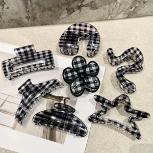 Dettaglio molletta per capelli a quadretti, forme geometriche uniche, accessorio elegante.