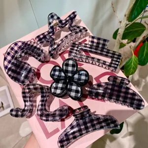 Set di mollette per capelli a quadretti nero e bianco, accessori estivi graziosi.