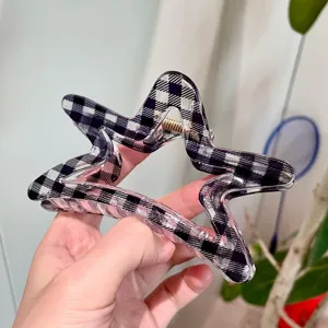 Molletta per capelli a stella a quadri nero bianco grande artiglio acrilico dettaglio