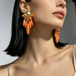 Gros plan sur les détails des boucles d'oreilles pendantes géométriques vintage.