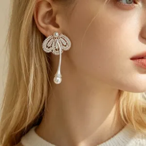 Gros plan détail des boucles d'oreilles perles pétales de dentelle, design de luxe.
