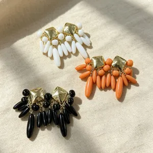 Boucles d'oreilles frangées en goutte colorée, bijoux vintage faits main carrés.