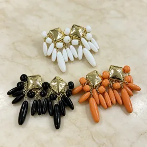 Boucles d'oreilles pendantes vintage avec top carré doré et franges de perles colorées.