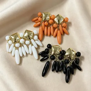 Boucles d'oreilles frangées colorées vintage clous carrés pour fête de vacances.