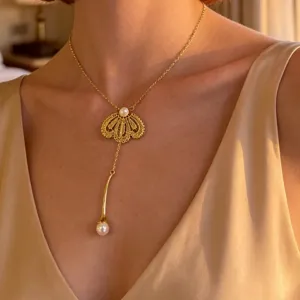 Détail du collier en dentelle avec pendentif perle montrant un savoir-faire exquis.