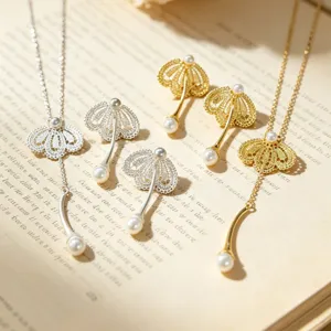 Collier et boucles d'oreilles en dentelle de perles, vue de détail, bijoux élégants.