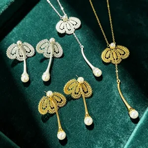 Parure de bijoux perle et pétale de dentelle exquise avec boucles d'oreilles et colliers.