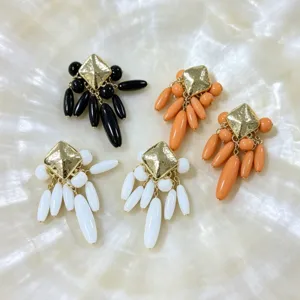 Boucles d'oreilles pendantes vintage à puces carrées dorées et perles en forme de goutte.