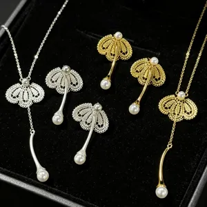 Parure de bijoux exquise avec collier et boucles d'oreilles perles et dentelle.