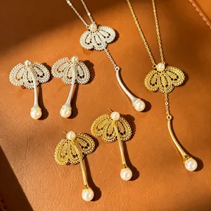 Ensemble de bijoux boucles d'oreilles et collier en perles filigranes en dentelle chic.