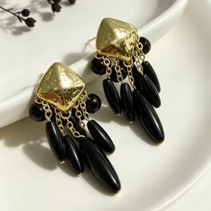 Rétro boucles d'oreilles pendantes gouttes noires détail, bijoux élégants pour fête.