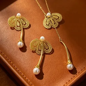 Élégant ensemble de collier et de boucles d'oreilles en dentelle de perles dorées pour femmes.