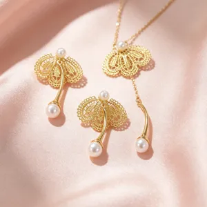 Élégant ensemble collier et boucles d'oreilles en dentelle dorée et perle pour femmes.