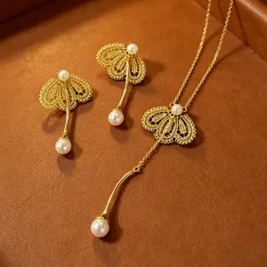 Ensemble de bijoux collier et boucles d'oreilles perles pétales dentelle dorée luxe