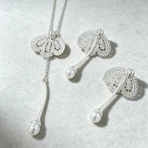 Élégant ensemble de bijoux en argent avec perles et dentelle, collier et boucles.