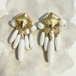 Boucles d'oreilles pendantes vintage clous carrés dorés perles blanches plage vacances détails