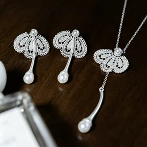 Ensemble collier et boucles d'oreilles en dentelle argentée et perles, bijoux rétro.