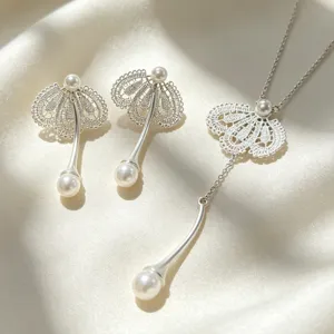 Élégant ensemble de collier et boucles d'oreilles en perles de dentelle argentée.