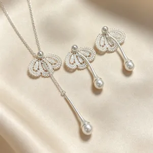 Élégant ensemble de collier et boucles d'oreilles en dentelle et perles, bijoux fins.