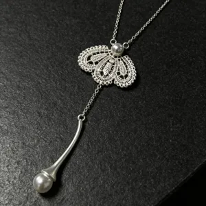 Collier pendentif perle fleur de dentelle argentée, design de détail exquis pour bijoux de luxe.