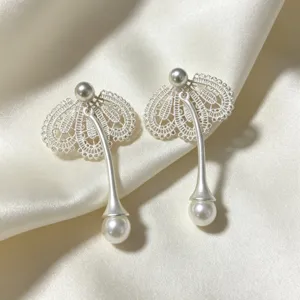 Élégantes boucles d'oreilles perles pétales de dentelle argentées bijou de luxe pendant