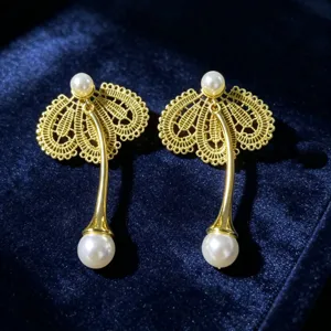 Boucles d'oreilles perles et dentelle exquises avec design d'éventail doré et perles.