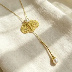 Exquise collier Y perle pétale de dentelle dorée, détail de pendentif fleur ajouré.