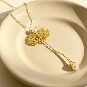 Collier Y délicat en dentelle dorée avec détail de perle élégante et design artisanal.