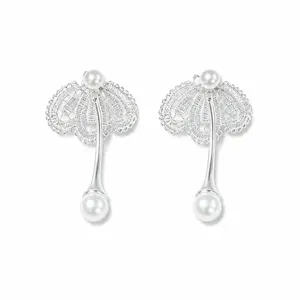 Élégantes boucles d'oreilles pendantes en dentelle et perles, bijoux de luxe pour femmes.