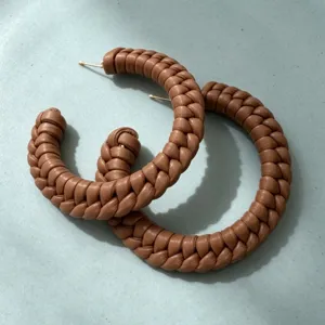 Chique bruine gevlochten lederen creolen oorbellen, groot design voor herfst winter.