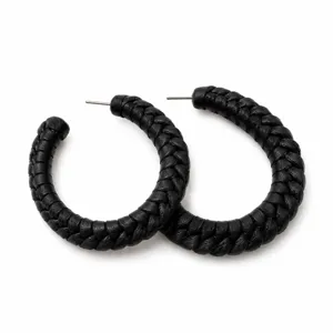 Zwarte gevlochten leer textuur C-vormige hoop oorbellen, opvallende statement mode sieraden.
