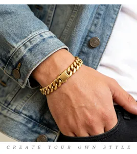 Primo piano dettagliato del bracciale groumette in acciaio al titanio dorato da uomo.