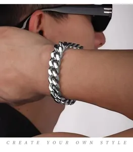 Bracciale maglia cubana da uomo in acciaio inox, dettaglio catena stile hip hop.